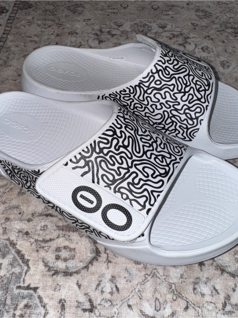 OOFOS OOahh Sport Flex Sandal Women Sz 10 White Labyrinth Unisex Recovery Slide